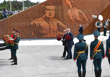 Путин и Лукашенко открыли мемориал Советскому солдату подо Ржевом