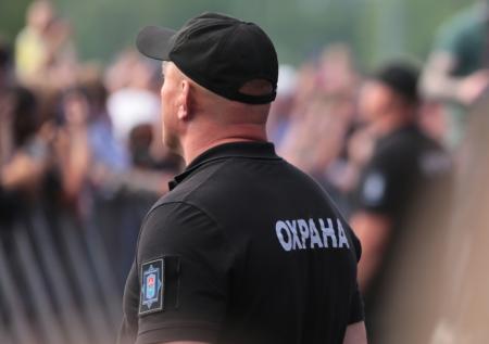 В Мичуринске охранник и женщина подрались перед входом в школу