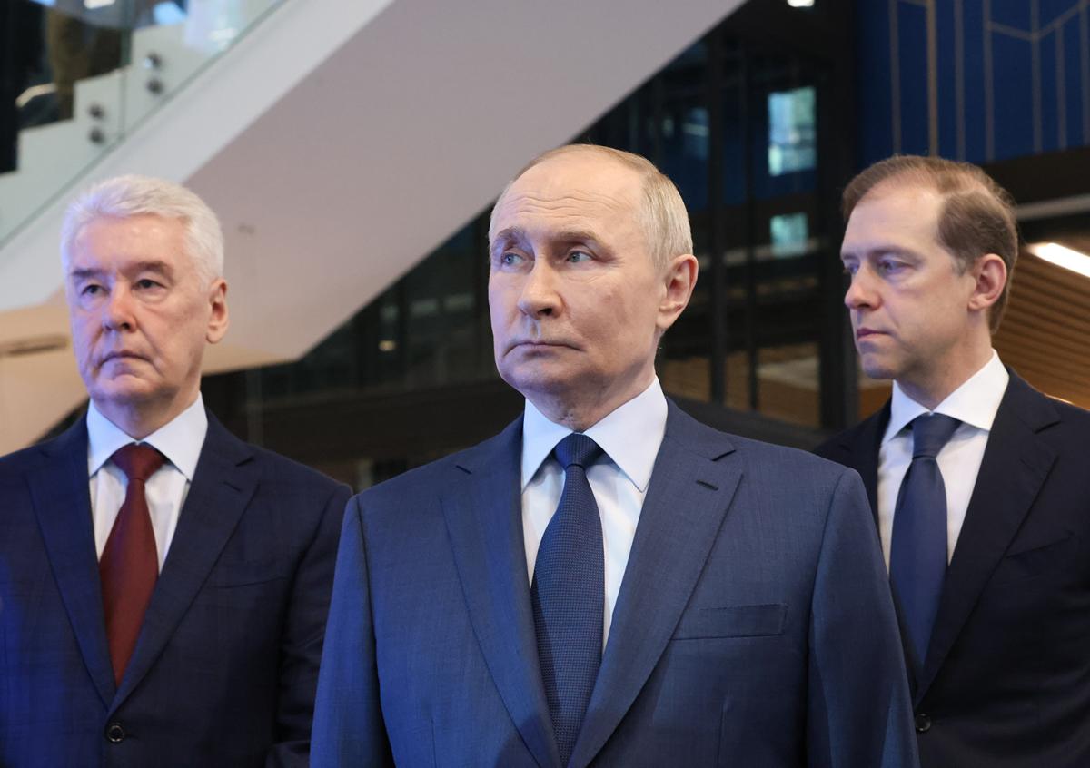 Мэр Москвы Сергей Собянин, президент РФ Владимир Путин и первый вице-премьер РФ Денис Мантуров (слева направо) во время посещения МГТУ им. Баумана