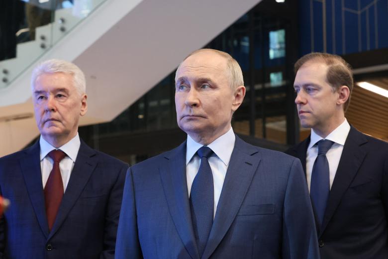 Мэр Москвы Сергей Собянин, президент РФ Владимир Путин и первый вице-премьер РФ Денис Мантуров (слева направо) во время посещения МГТУ им. Баумана