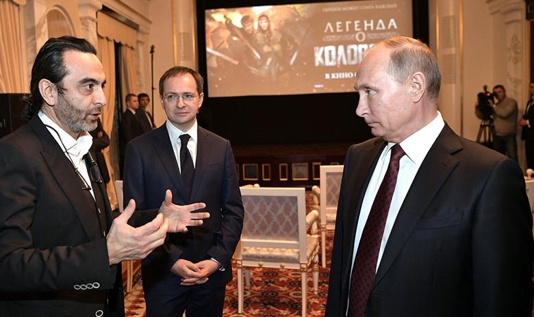 Президент РФ Владимир Путин перед началом просмотра фильма «Легенда о Коловрате»