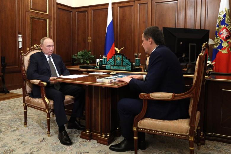 Президент России Владимир Путин на встрече с губернатором Белгородской области Вячеславом Гладковым
