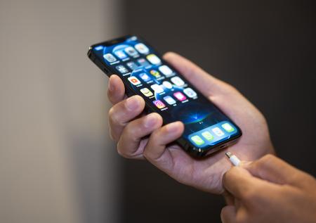 Почему нельзя заряжать смартфон в общественных местах: главные опасности