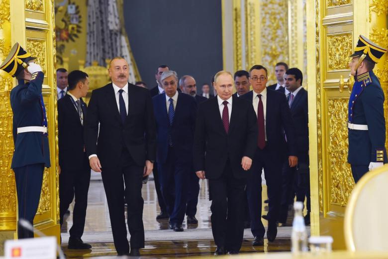 Президент РФ Владимир Путин перед началом заседания высшего Евразийского экономического совета (ВЕЭС) в расширенном составе в Москве. Слева – президент Азербайджанской Республики Ильхам Алиев