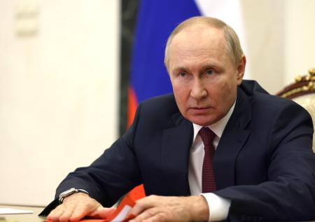 Путин ввел уровень повышенной готовности в ЦФО и ЮФО