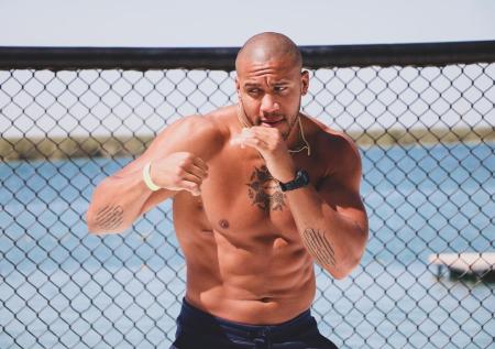 Ган нокаутировал дос Сантоса локтем в битве-тяжеловесов в UFC