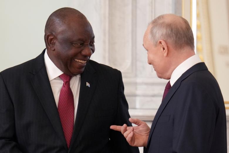 Президент РФ Владимир Путин и президент ЮАР Сирил Рамафоса (слева) во время встречи