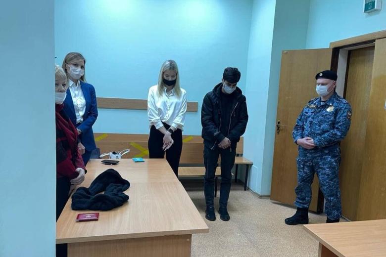 Вынесение приговора фигурантам дела о провокационной фотосессии у храма Василия Блаженного блогеру Руслану Бобиеву (Руслани Муроджонзода) и его подруге Анастасии Чистовой