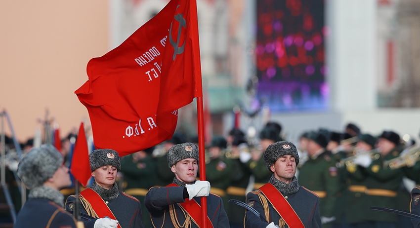 У стен Кремля пронесли копию Знамени Победы