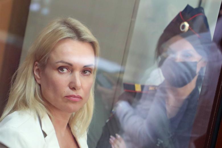 Бывший редактор Первого канала Марина Овсянникова в Басманном суде