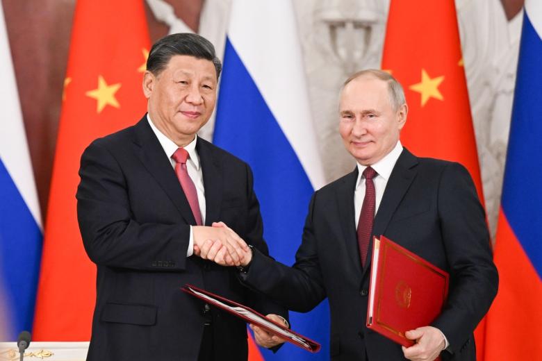 Президент РФ Владимир Путин и председатель КНР Си Цзиньпин на церемонии подписания совместных документов об углублении отношений и направлениях сотрудничества до 2030 года