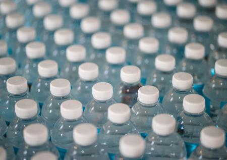 Воду в пластиковых бутылках предложили запретить продавать в России