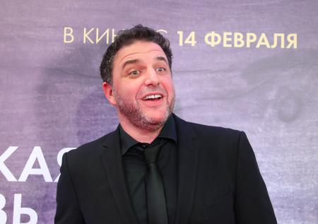 Похудевший Максим Виторган встал на ходунки после операции