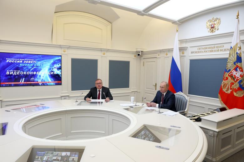 Президент России Владимир Путин и президент — председатель правления Банка ВТБ (ПАО) Андрей Костин