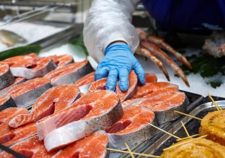 Назван продукт, которым россияне стали заменять мясные деликатесы