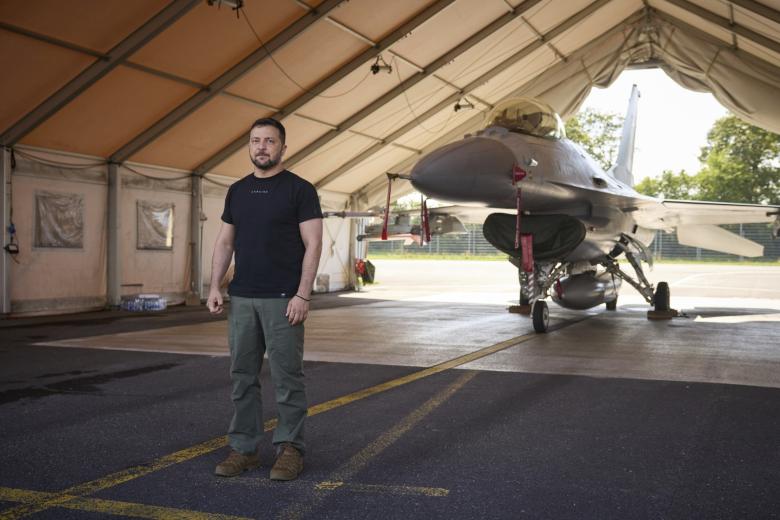 Владимир Зеленский на фоне истребителя F-16