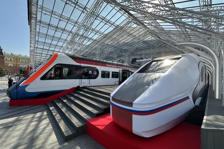 Высокоскоростной электропоезд «Белый кречет» (справа) для ВСМ Москва — Петербург