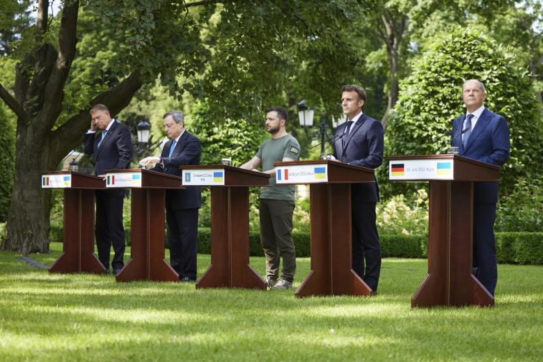 Президент Румынии Клаус Йоханнес, премьер-министр Италии Марио Драги, президент Владимир Зеленский, президент Франции Эммануэль Макрон и канцлер Германии Олаф Шольц