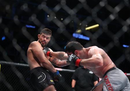 Гамзатов выиграл дебютный бой в UFC и остался непобеждённым