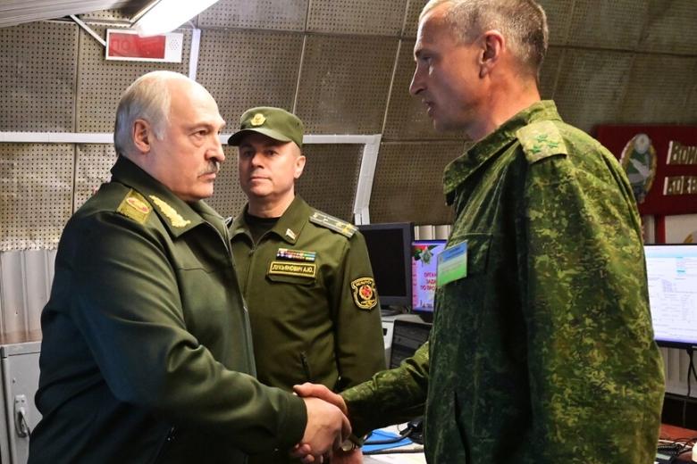Александр Лукашенко во время посещения командного пункта