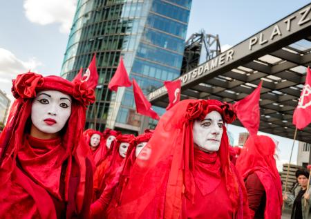 Экоактивисты проводят массовые акции протеста в крупнейших городах Европы