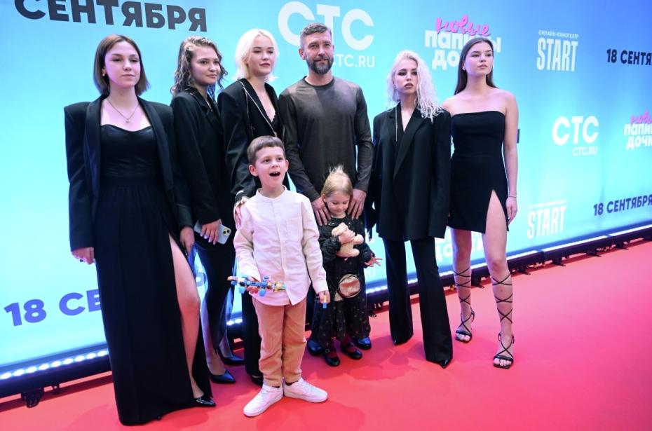 Участник музыкальной группы «Ума Турман» Владимир Кристовский с детьми