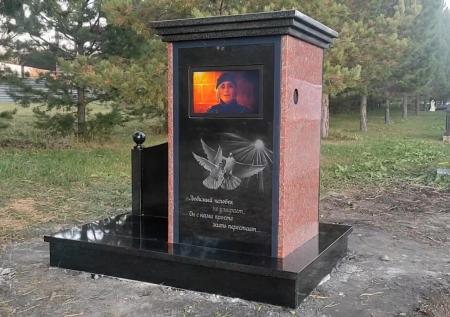В Новосибирске установили погребальный памятник с телевизором