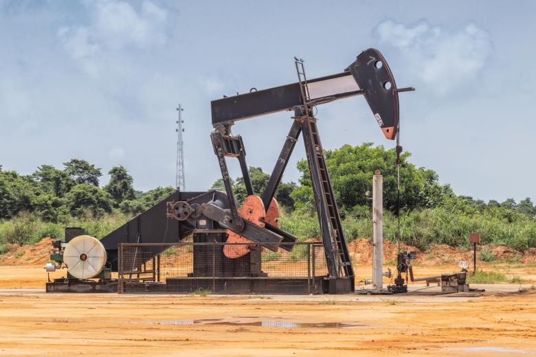 Машина для разведки нефти на суше. Африка. Ангола
