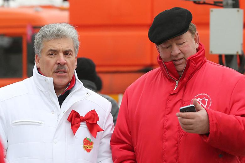 Павел Грудинин (слева)
