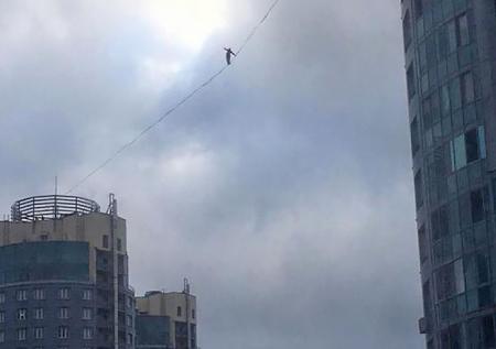 Канатоходцы устроили опасное шоу в Петербурге