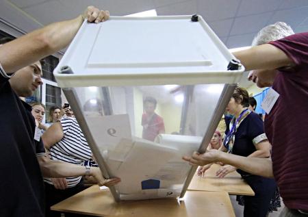Члены избиркома в Закарпатье не могут подсчитать голоса из-за отравления