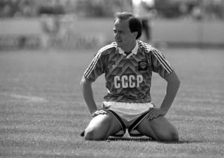 А ведь они играли с советским гербом на груди
