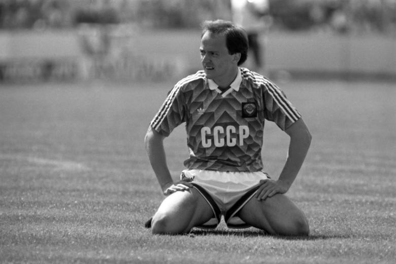 Чемпионат Европы по футболу в Федеративной Республике Германия, 10–25 июня 1988 года. Матч сборных Советского Союза и Англии в четвертьфинале чемпионата. Игрок советской команды, нападающий Игорь Беланов