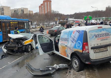Четыре человека пострадали в массовом ДТП в Москве