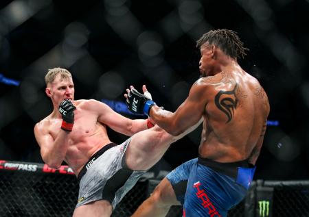 Все российские бойцы UFC прибыли в Лондон на свои бои