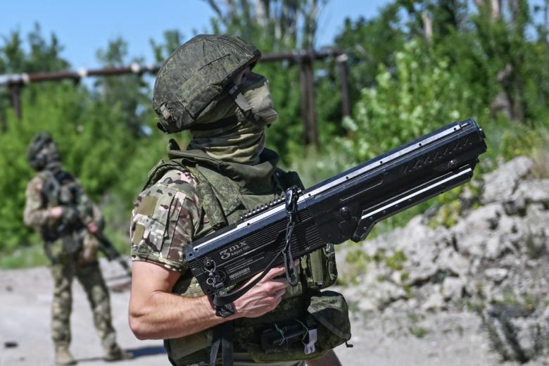Военнослужащий ВС РФ с противодронным ружьем