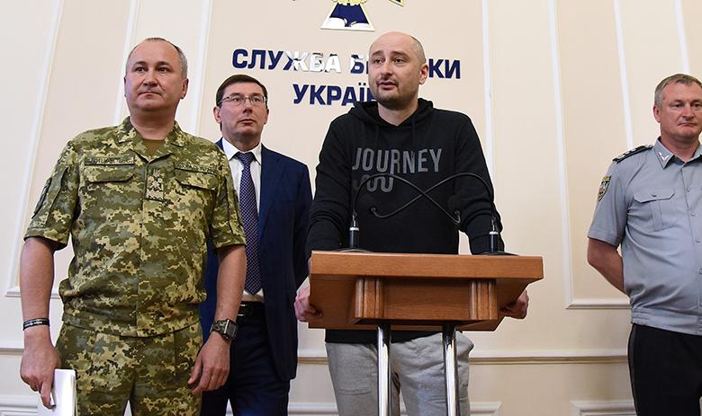 Аркадий Бабченко (в центре)