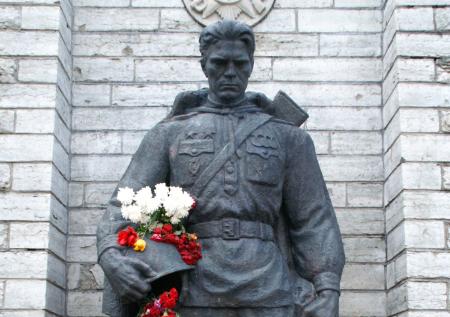Эстонию обвинили в вандализме