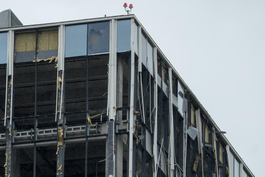 На месте попадания беспилотного летательного аппарата (БПЛА) в высотное здание на проспекте Лихачева на юге Москвы