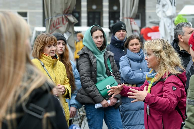 Гид Беата Краусс (справа) ведёт беженцев с Украины по городу. Галле. Германия