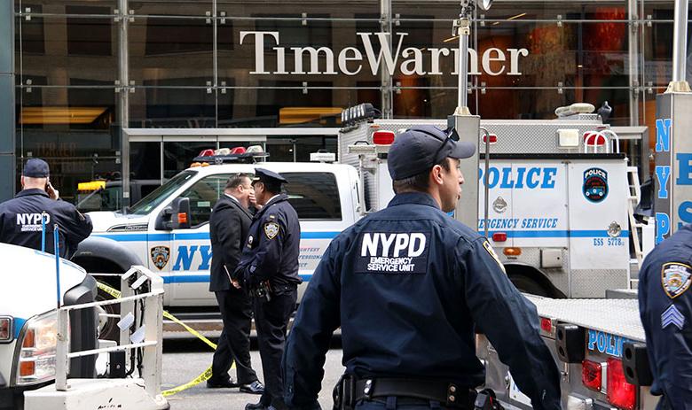 Полицейские у здания Time Warner Center (офис CNN)