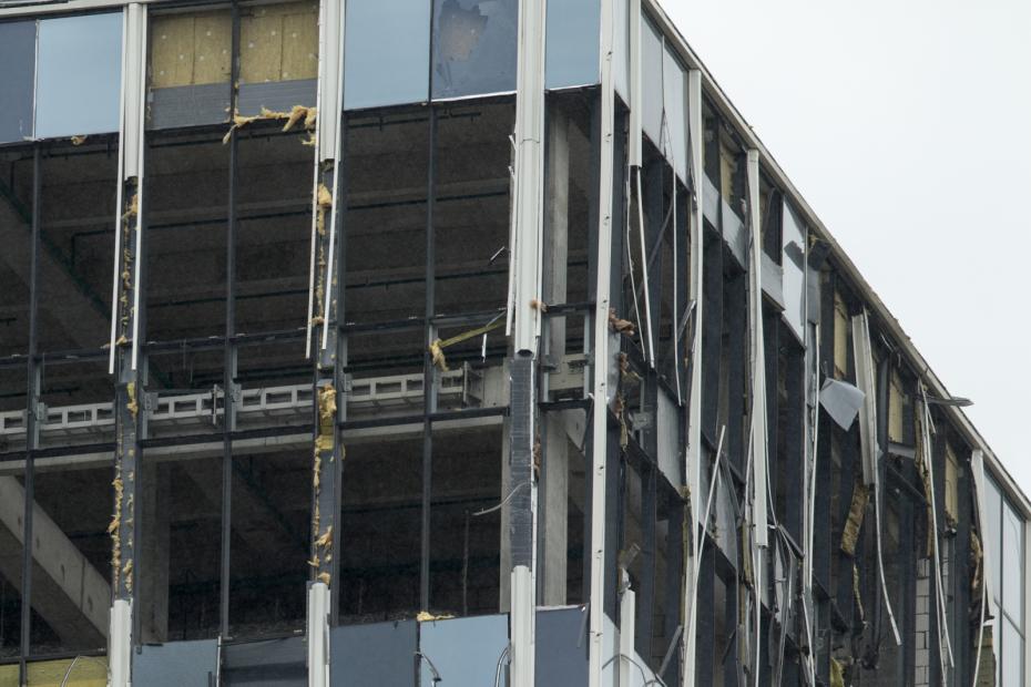 На месте попадания беспилотного летательного аппарата (БПЛА) в высотное здание на проспекте Лихачева на юге Москвы