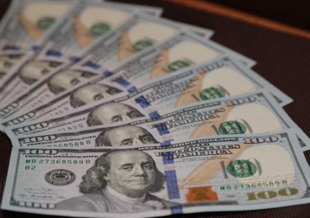 Курс доллара на МосБирже упал ниже 59 рублей впервые с 25 мая