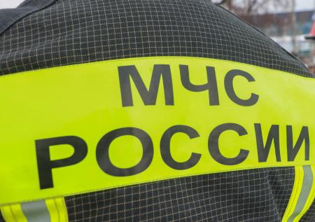 «Только крыша видна»: в Петербурге кипяток залил парковку с автомобилями