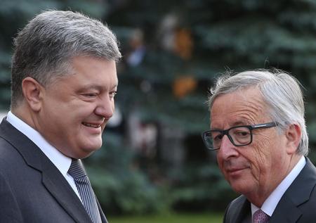 Жан-Клод Юнкер похлопал Порошенко по затылку