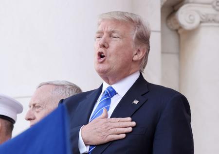 Трамп шокировал пользователей Сети поведением во время исполнения гимна США