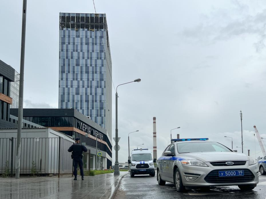 На месте попадания беспилотного летательного аппарата (БПЛА) в высотное здание на проспекте Лихачева на юге Москвы