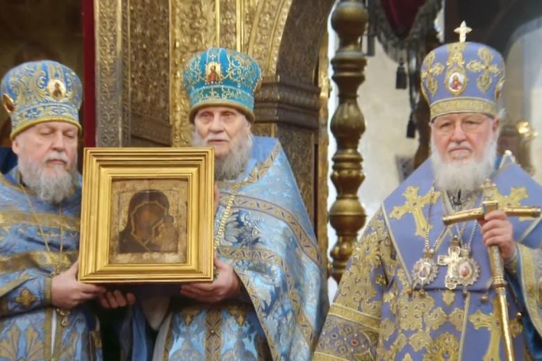 Патриарх Московский и всея Руси Кирилл совершает божественную литургию в Успенском соборе Московского Кремля