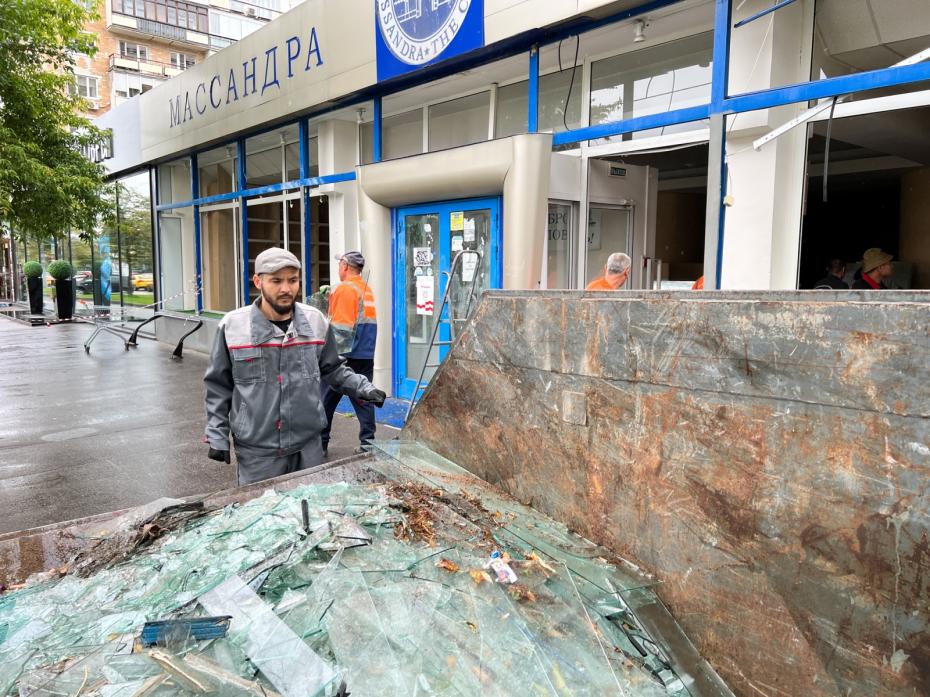На месте попадания беспилотного летательного аппарата (БПЛА) на Комсомольском проспекте
