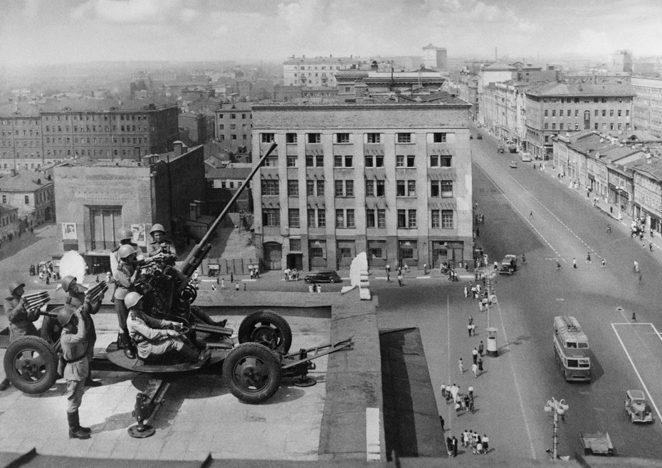 Наум Грановский. Оборона Москвы. Зенитное орудие над площадью Маяковского. Крыша концертного зала им. П. И. Чайковского. 1943 год